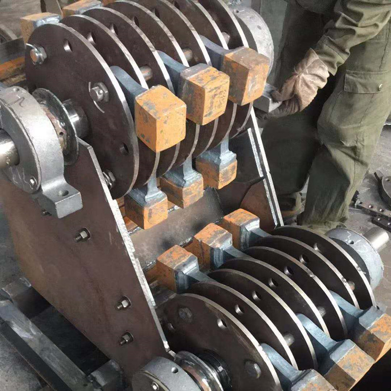 世博雙級破碎機細節圖，內部結構