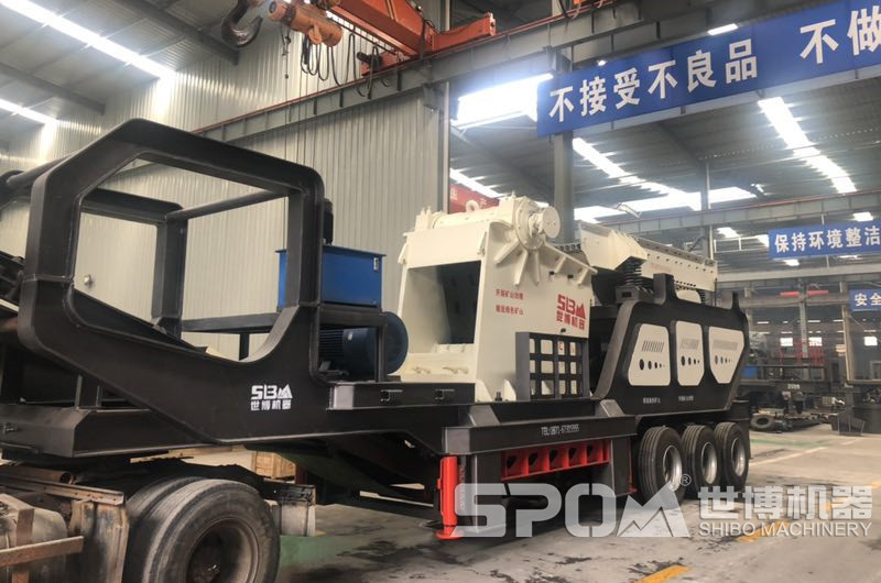 大型石頭破碎機生產(chǎn)車(chē)間，圖為一臺大型移動(dòng)破碎機半成品