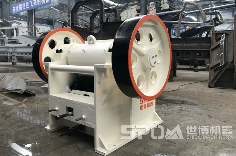 世博顎式破碎機車(chē)間實(shí)拍